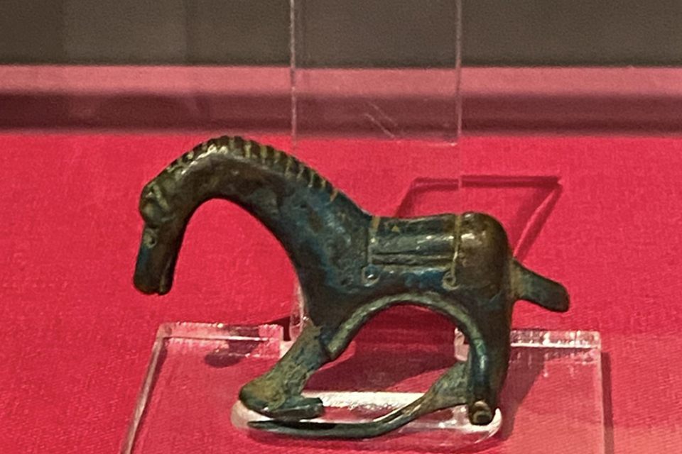 2727NE Fake Roman Brooch