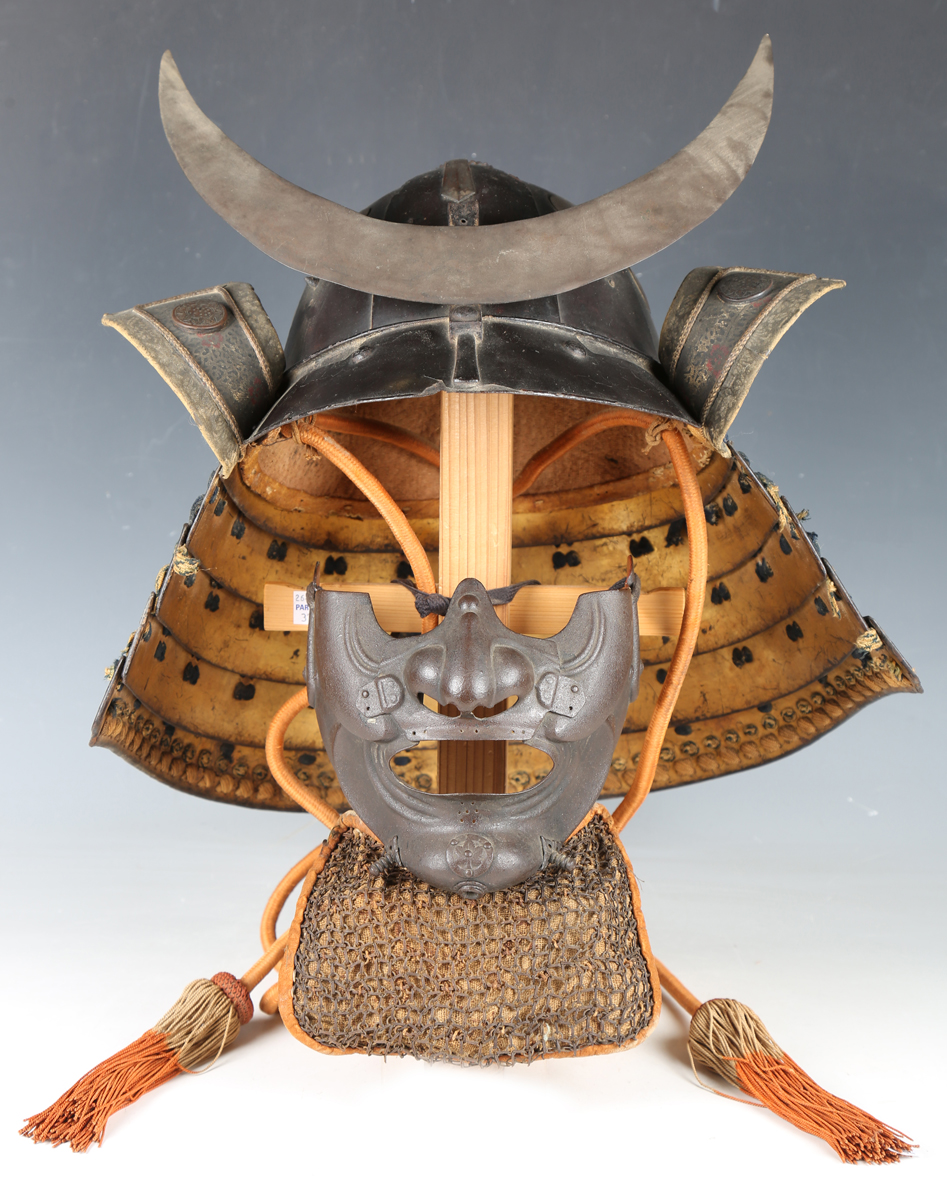 Firearms & Edged Weapons. Militaria, Medals & Awards.