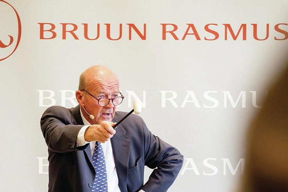 The late Jesper Bruun-Rasmussen taking a sale at his auction house
