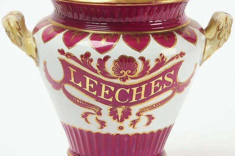 A 19th century Samuel Alcock leech jar with original gilt decoration