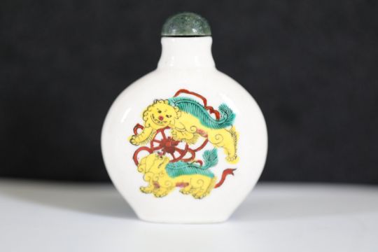 Chinese Porcelain Snuff Bottle Jade Lid