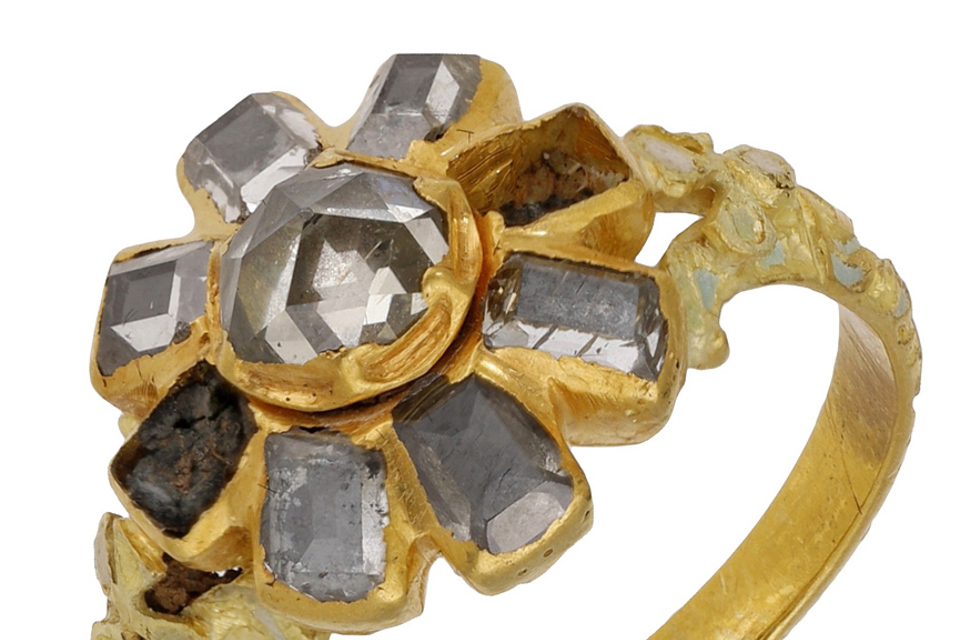 Diamond cluster gold ring