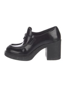 Enameled Metal Triangle Leather Pumps