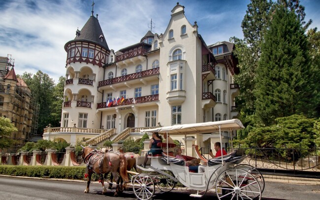 Karlovy Vary s neomezeným wellness + drink