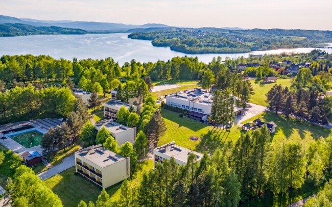 Polsko u jezera s bazénem a zákuskem + káva