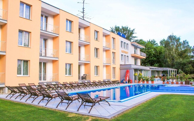 Piešťany přímo u přehrady Sĺňava s bazény