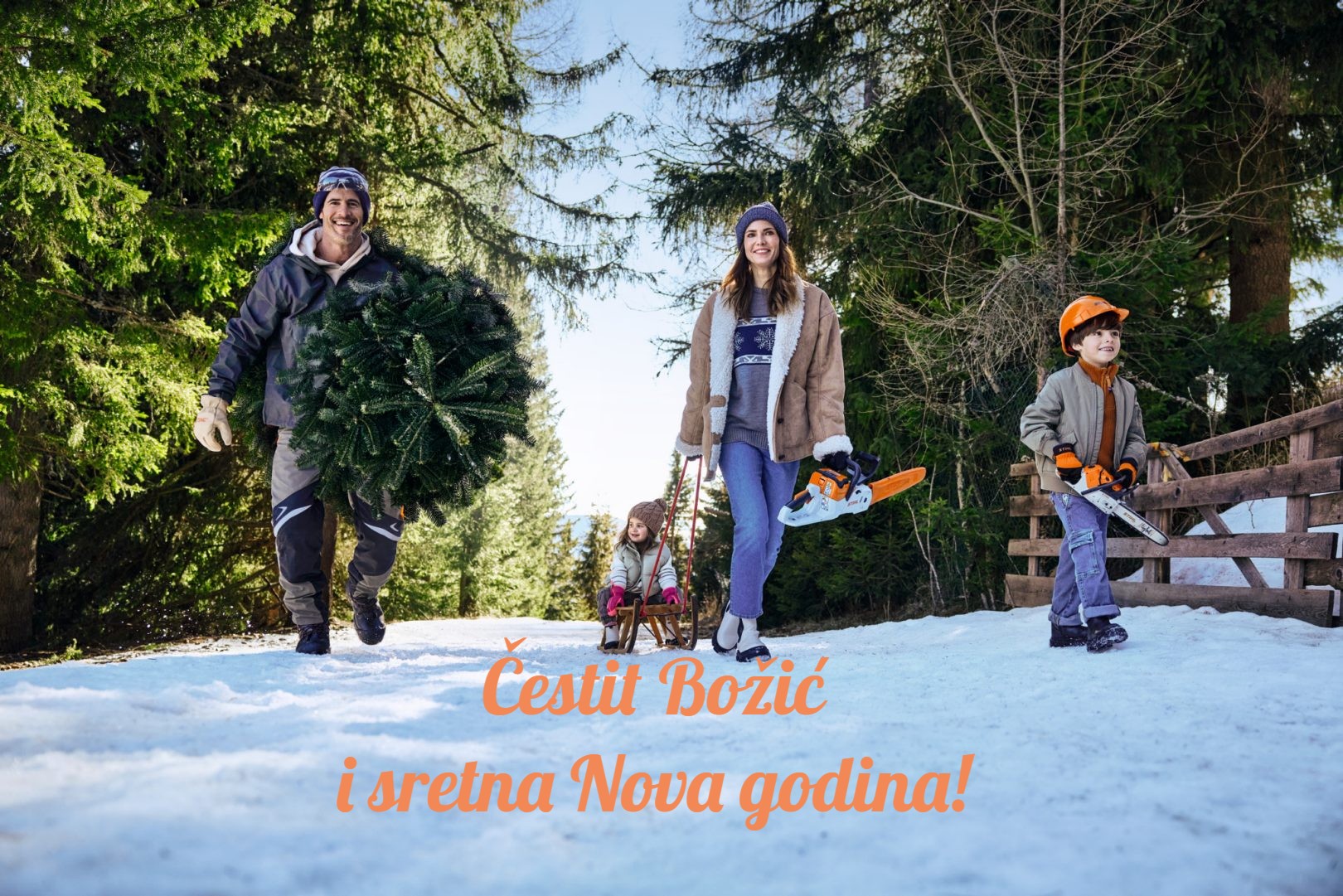 Božićni blagdani, muž nosi jelku a žena i djeca uživaju u STIHL igračkama. 