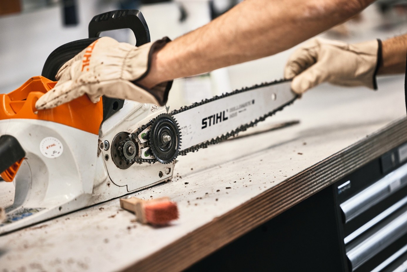 ljudi koji rade sa stihl akumulatorskim uređajima