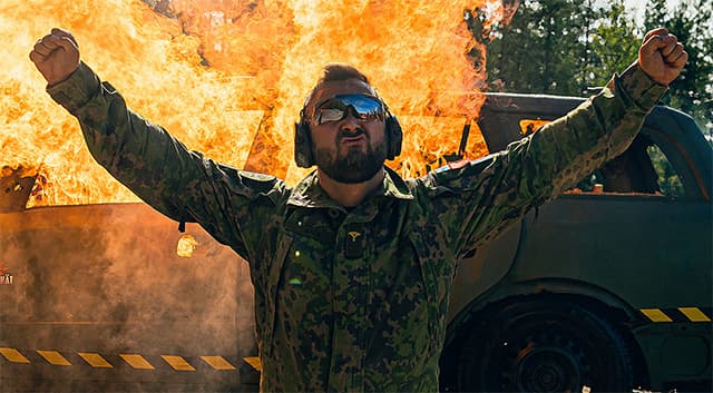 Sotilas M05-taisteluvarusteissa