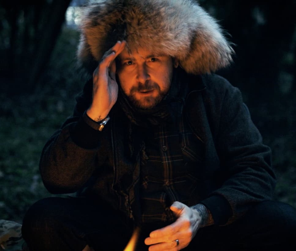 Valtteri karvalakissa tervehtii