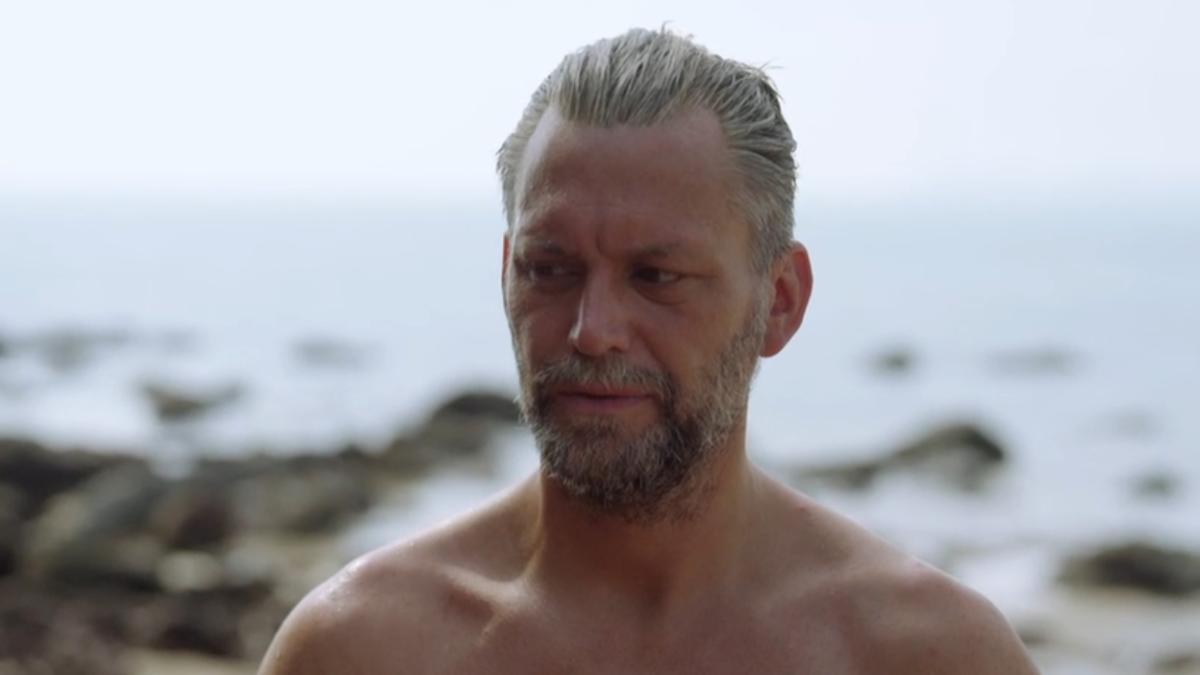  Kevin zorgt voor ergernis in Expeditie Robinson: 'Met kromme tenen op de bank'