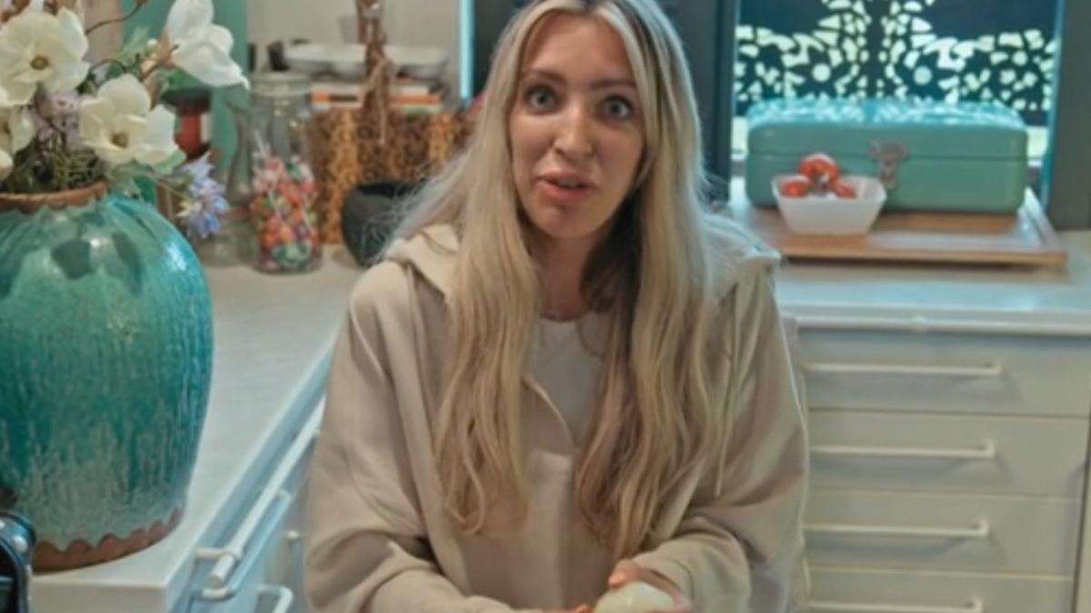 Geschrokken Denise reageert op 'pestgedrag' Monique in realityserie