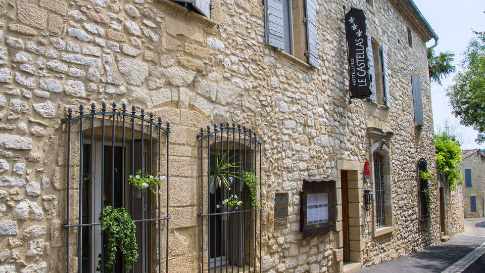 Escapade avec piscine  dans le charmant village de Collias en chambre supérieure