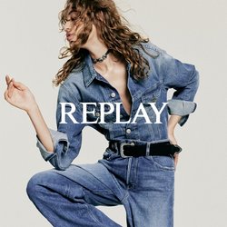 Completo in denim di un azzurro chiaro con corpetto aderente, gambe larghe e maniche lunghe. Presenta una chiusura con bottoni sul davanti e un accentato cinturino nero.