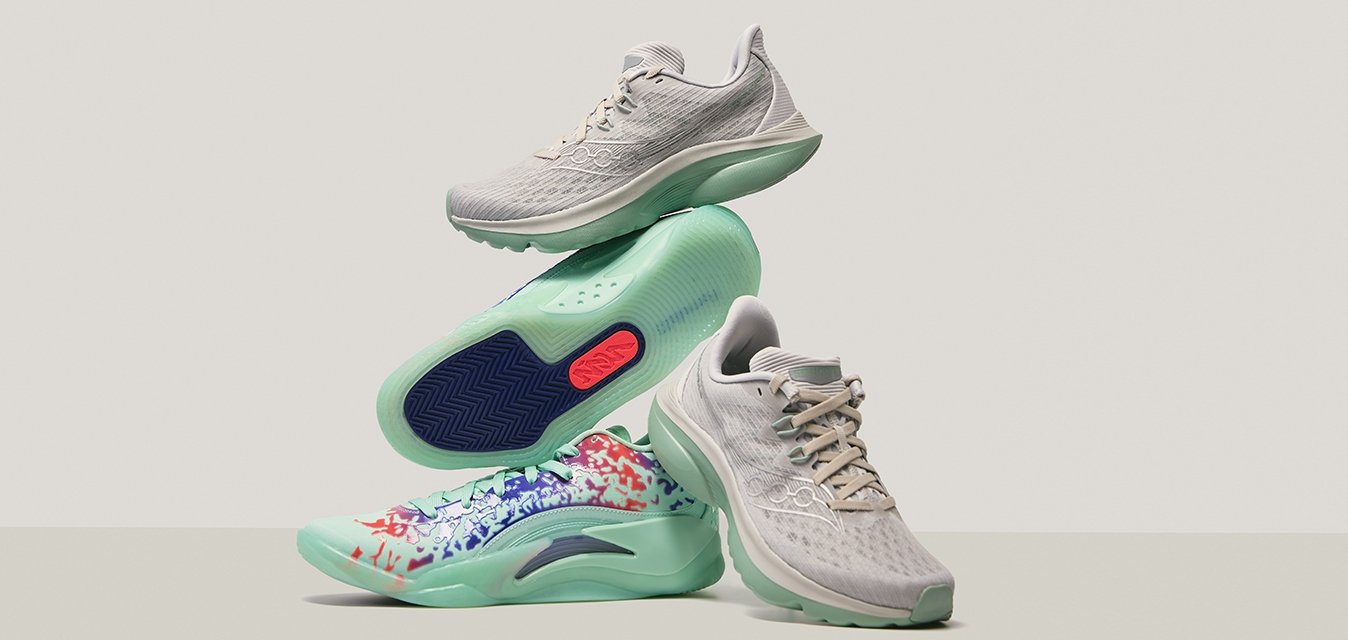 Scarpe sportive grigio chiaro con tomaia in rete testurizzata, suola verde chiaro e un motivo astratto multicolore sulla parte inferiore della scarpa.