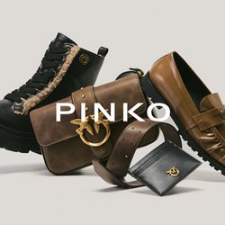 Stivaletto da combattimento foderato in pelliccia nera, borsa a tracolla in pelle marrone con emblema dorato, mocassino marrone, cintura marrone e piccolo portafoglio nero su sfondo chiaro.