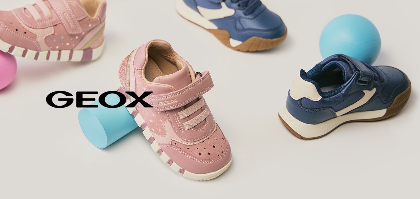 Due paia di sneaker per bambini, una rosa e una blu, disposte con forme geometriche pastello su uno sfondo neutro.