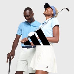 Abbigliamento da golf con una polo azzurra chiara e una gonna corta bianca. Gli accessori comprendono un berretto blu e una mazza da golf. Design semplice e sportivo.