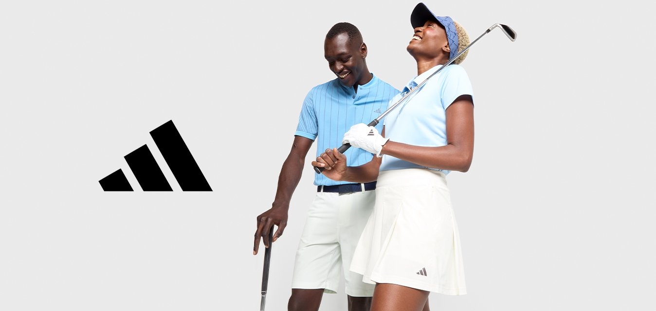 Abbigliamento da golf con una polo azzurra chiara e una gonna corta bianca. Gli accessori comprendono un berretto blu e una mazza da golf. Design semplice e sportivo.