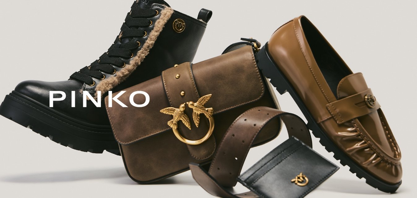 Stivaletto da combattimento foderato in pelliccia nera, borsa a tracolla in pelle marrone con emblema dorato, mocassino marrone, cintura marrone e piccolo portafoglio nero su sfondo chiaro.