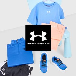 Abbigliamento sportivo blu e pesche su una piccola sedia blu, con pantaloni corti neri, maglietta blu e scarpe da ginnastica blu su una superficie bianca.