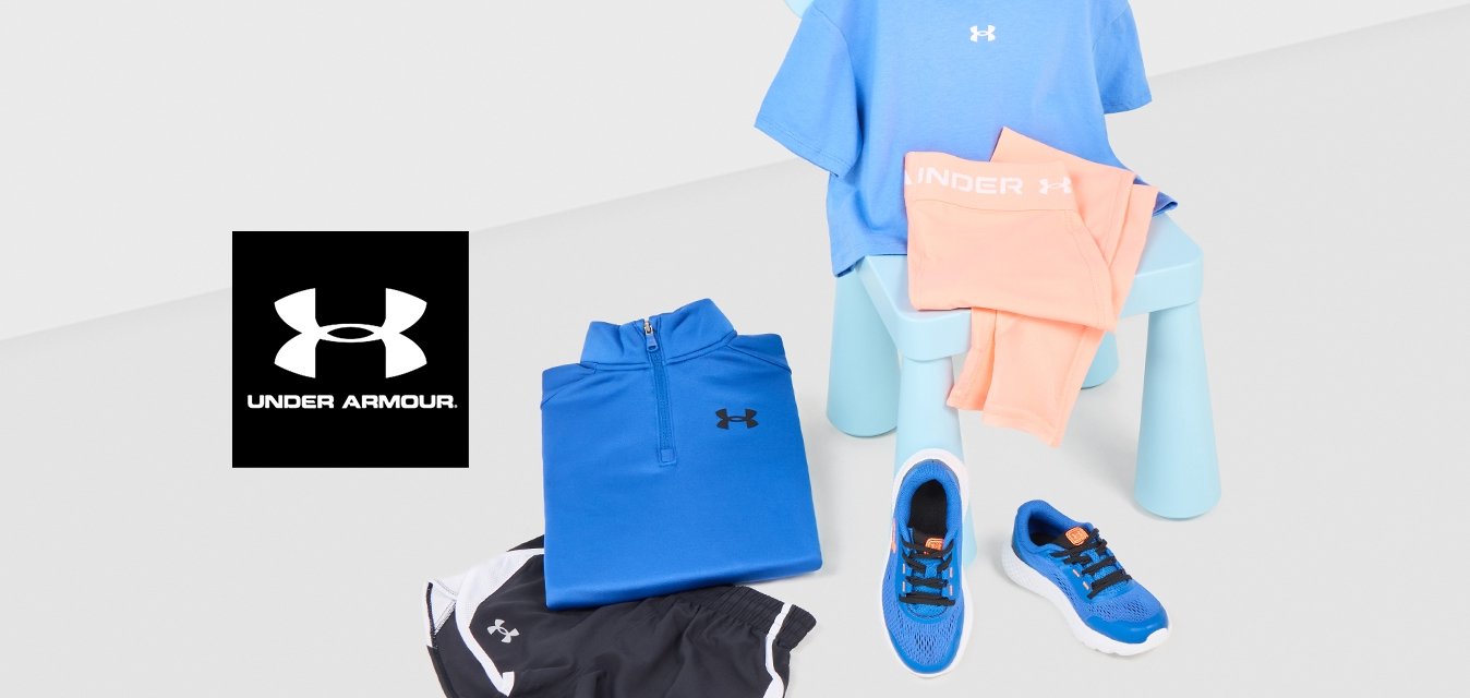 Abbigliamento sportivo blu e pesche su una piccola sedia blu, con pantaloni corti neri, maglietta blu e scarpe da ginnastica blu su una superficie bianca.