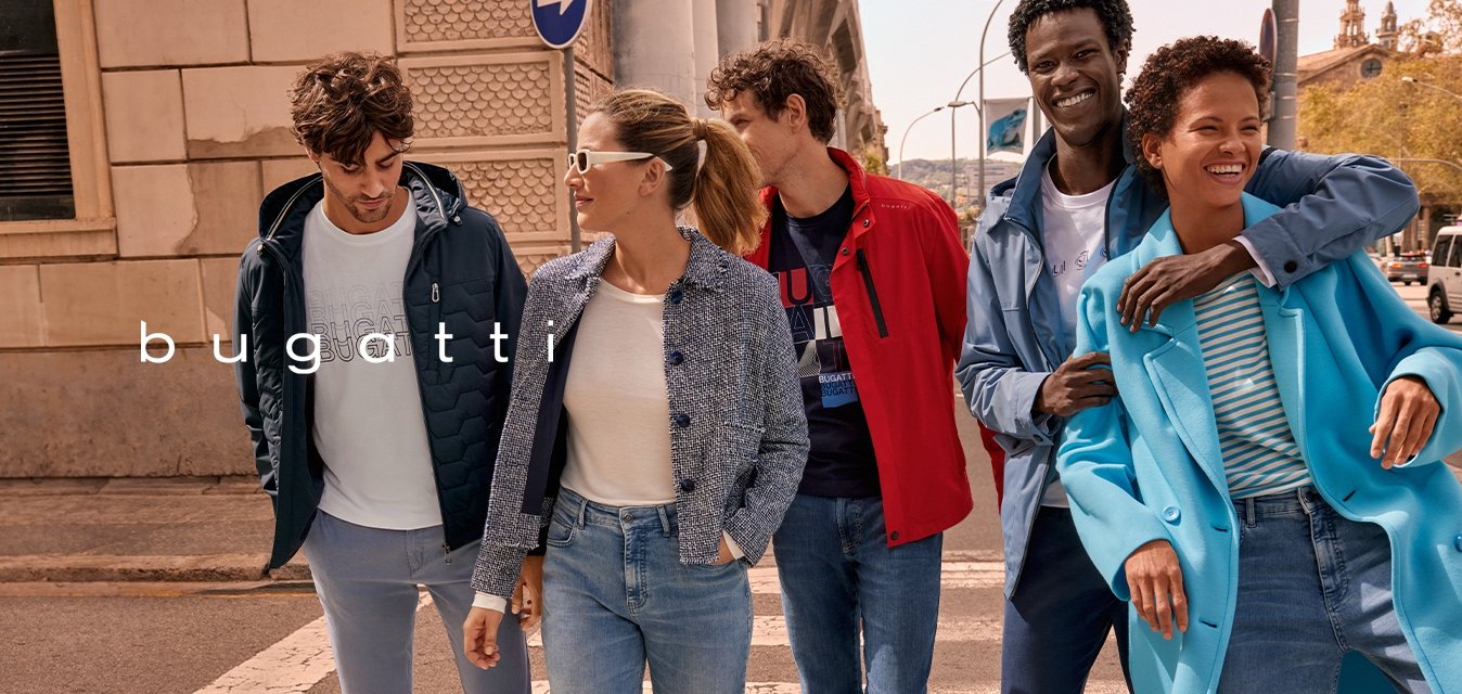 Cinque persone attraversano una strada. Indossano giacche di vari colori, jeans e scarpe. I colori principali includono blu navy, rosso, azzurro e grigio.