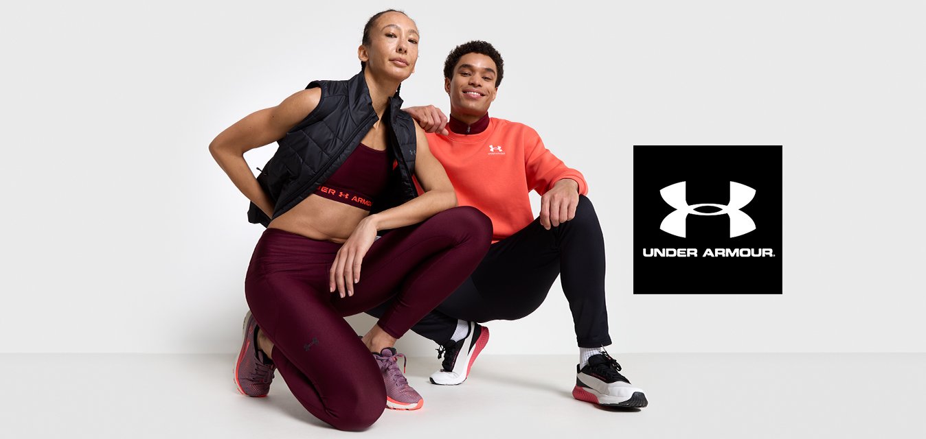 Gilet imbottito nero, leggings bordeaux e reggiseno sportivo rosso indossati da una persona a sinistra. A destra, una persona in una felpa arancione brillante e pantaloni neri.