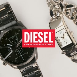 Orologio da polso in metallo nero, bracciale in catena argentata con quadrante rettangolare, collana in catena nera e argentata su sfondo bianco.