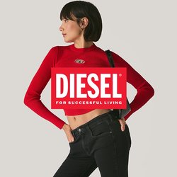 Donna in posa con jeans neri a zampa d'elefante, maglietta rossa a maniche lunghe cropped, sandali neri e una borsa a tracolla nera contro uno sfondo semplice.