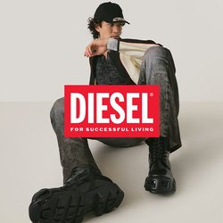 Una persona con un berretto nero, una giacca bianca e nera, pantaloni grigi e stivali neri è seduta sul pavimento contro uno sfondo chiaro e semplice.