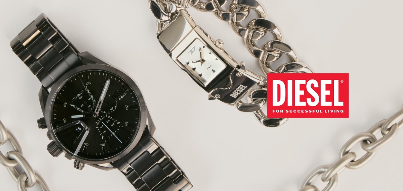 Orologio da polso in metallo nero, bracciale in catena argentata con quadrante rettangolare, collana in catena nera e argentata su sfondo bianco.