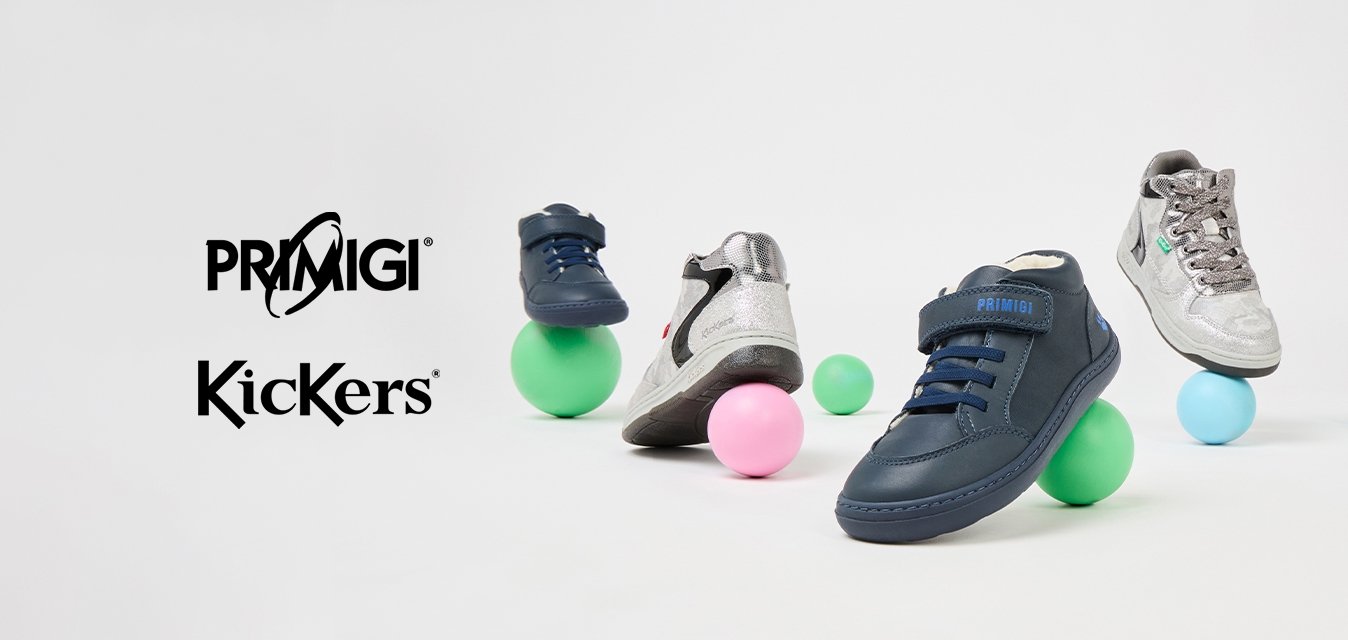 Quattro paia di scarpe per bambini in blu, argento e grigio appoggiate su palline colorate; tra le caratteristiche ci sono cinturini in velcro, materiali testurizzati e accenti a contrasto.