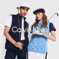 Due persone in abbigliamento da golf: una in un gilet blu nautico e pantaloncini, l'altra in un gilet imbottito azzurro e gonna bianca, che tengono delle mazze da golf.