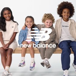 Quattro bambini siedono su una panchina di legno chiaro, indossando abbigliamento casual in toni beige, blu e grigio con vari modelli di scarpe caratterizzati da accenti viola.