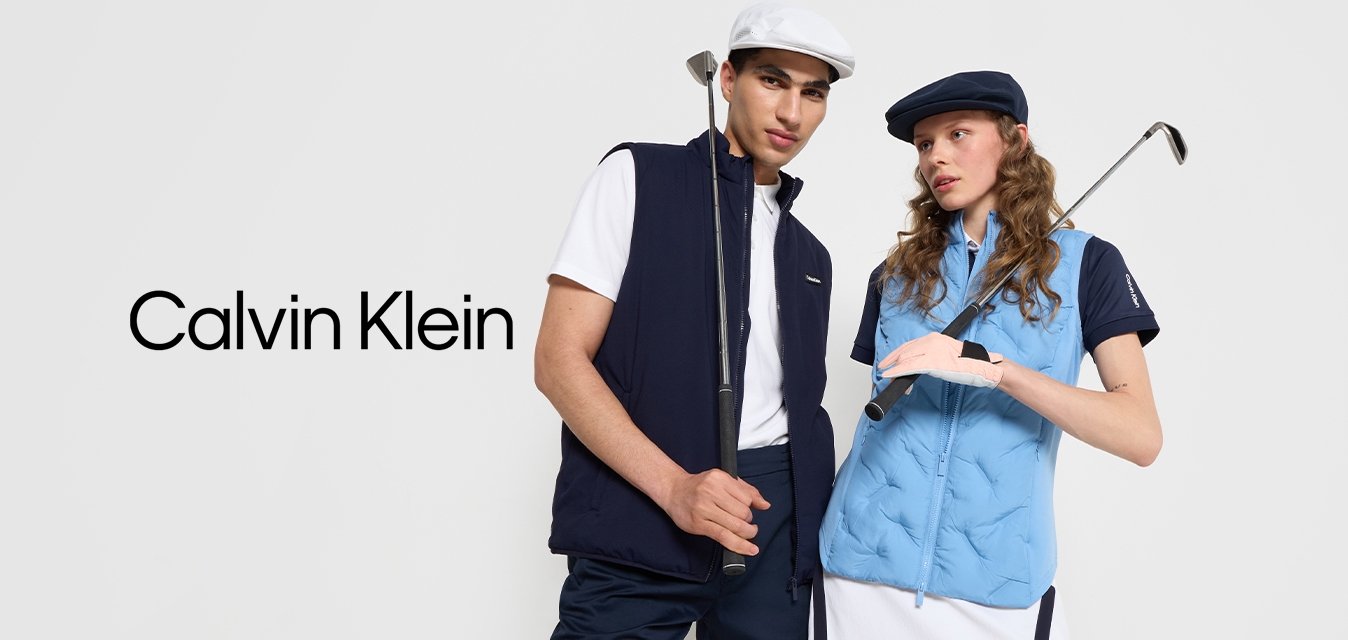 Due persone in abbigliamento da golf: una in un gilet blu nautico e pantaloncini, l'altra in un gilet imbottito azzurro e gonna bianca, che tengono delle mazze da golf.