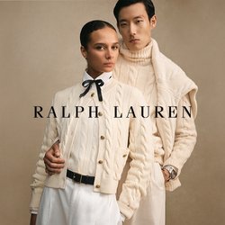 Due modelli che indossano maglioni a treccia color crema posano vicino su uno sfondo beige, uno con un papillon e l'altro con un orologio.