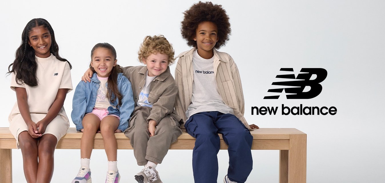 Quattro bambini siedono su una panchina di legno chiaro, indossando abbigliamento casual in toni beige, blu e grigio con vari modelli di scarpe caratterizzati da accenti viola.