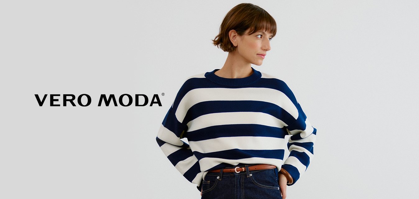 Maglione a righe blu e bianche con scollatura rotonda, abbinato a jeans a zampa d'elefante blu scuro e mocassini marroni. Abbigliamento casual e solido.