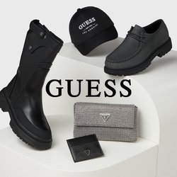 Stivali neri impermeabili, scarpe in pelle grigia, cappello nero con logo e portafoglio a fantasie esposti su un piedistallo curvo bianco.