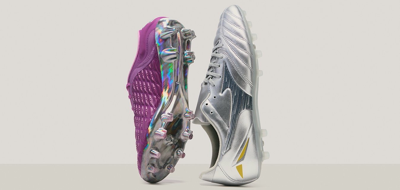 Scarpe da calcio con una tomaia in tessuto testurizzato viola e un design argentato lucido con dettagli, entrambe dotate di tacchetti stampati per garantire aderenza.