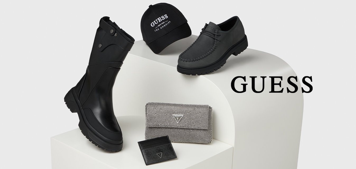 Stivali neri impermeabili, scarpe in pelle grigia, cappello nero con logo e portafoglio a fantasie esposti su un piedistallo curvo bianco.