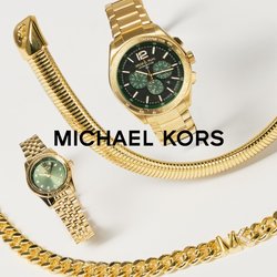 Quattro accessori in oro includono un orologio d'oro con quadrante verde, un braccialetto a catena spesso in oro e due braccialetti flessibili in oro con texture liscia.