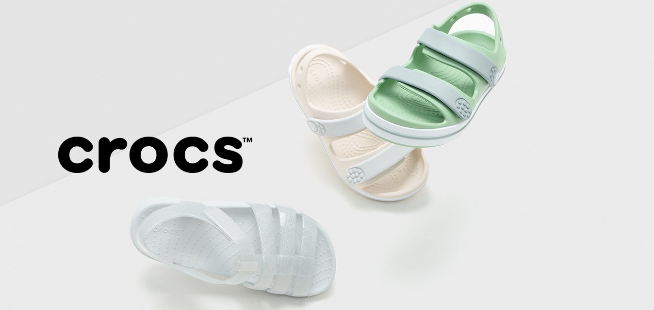 Tre paia di sandali: uno bianco con una tracolla texture, uno crema con due tracolle e uno verde con una tracolla regolabile; tutti hanno un design leggero.