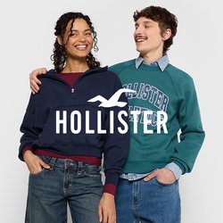 Pullover blu navy con mezza zip e polsini a costine abbinato a jeans scuri; felpa verde a girocollo con stampa 