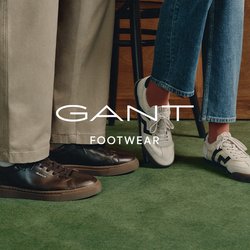 Sneaker in pelle marrone con finitura liscia, dotati di lacci scuri e suola in gomma. Sneakers bianche con dettagli neri e tessuto a rete.