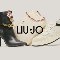 Stivaletto nero con tacco alto con catene d'oro e orologio, borsa beige con catena rosa e sneakers crema con dettagli neri.