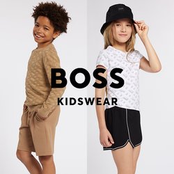 Pullover color sabbia con motivo a diamante testurizzato a sinistra; camicia bianca con motivo grigio e pantaloni corti neri a destra.