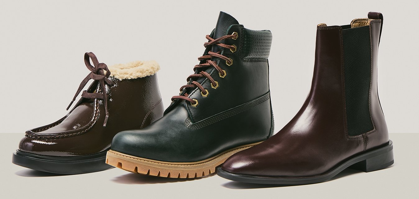 Tre paia di stivali: pelle marrone scuro con fodera in pelliccia, pelle nera con design a lacci e bordeaux lucido con pannelli elasticizzati ai lati.