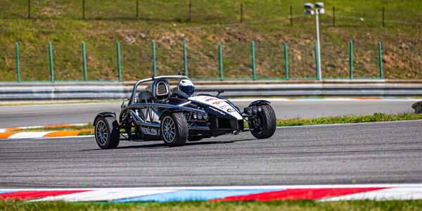 Adrenalínová jazda na ARIEL ATOM 3.5 ako spolujazdec na letisku Nitra – Janíkovce